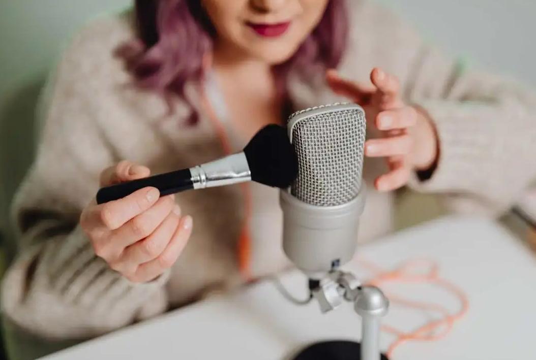 明码标价的“灰色行业”，从业者多是女性，为吸引客户打起擦边球