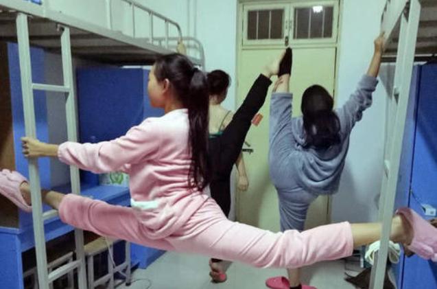 大学学生宿舍宿管员,大学宿舍的宿管阿姨检查宿舍