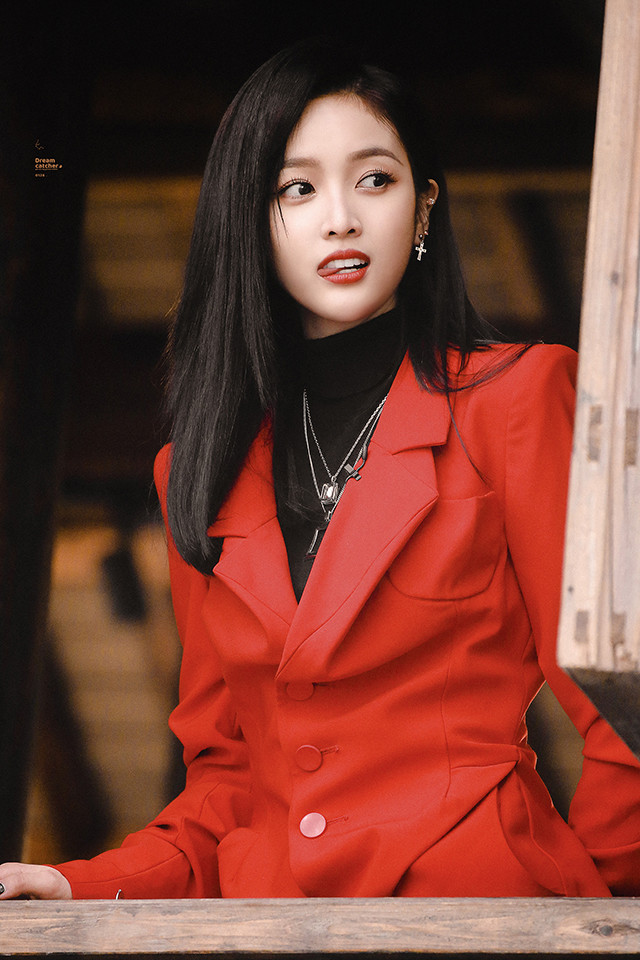 吴宣仪素颜近照被曝,吴宣仪拍淋雨