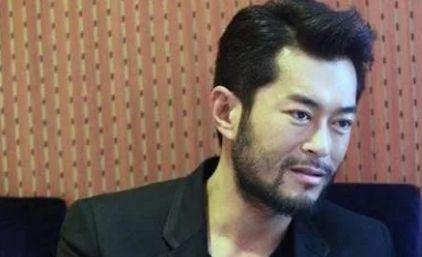 留了胡子反而更帅的男星,刮掉胡子帅到爆的男星