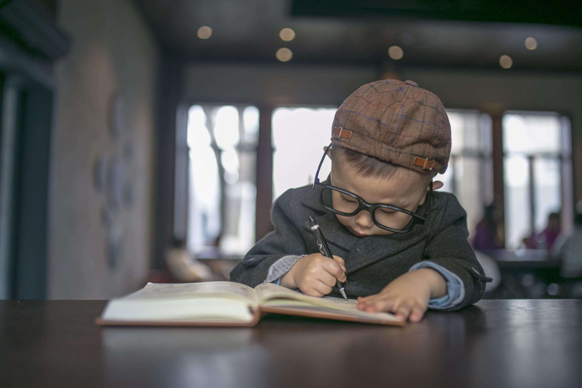 孩子学习成绩不好，熬夜沉迷游戏，三个方法教你说服孩子自制