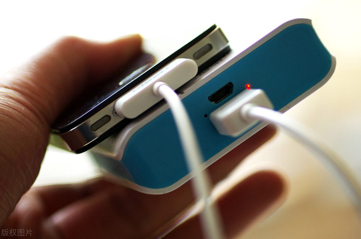 小米充电宝鼓包开裂,充电宝鼓包开裂还能用吗