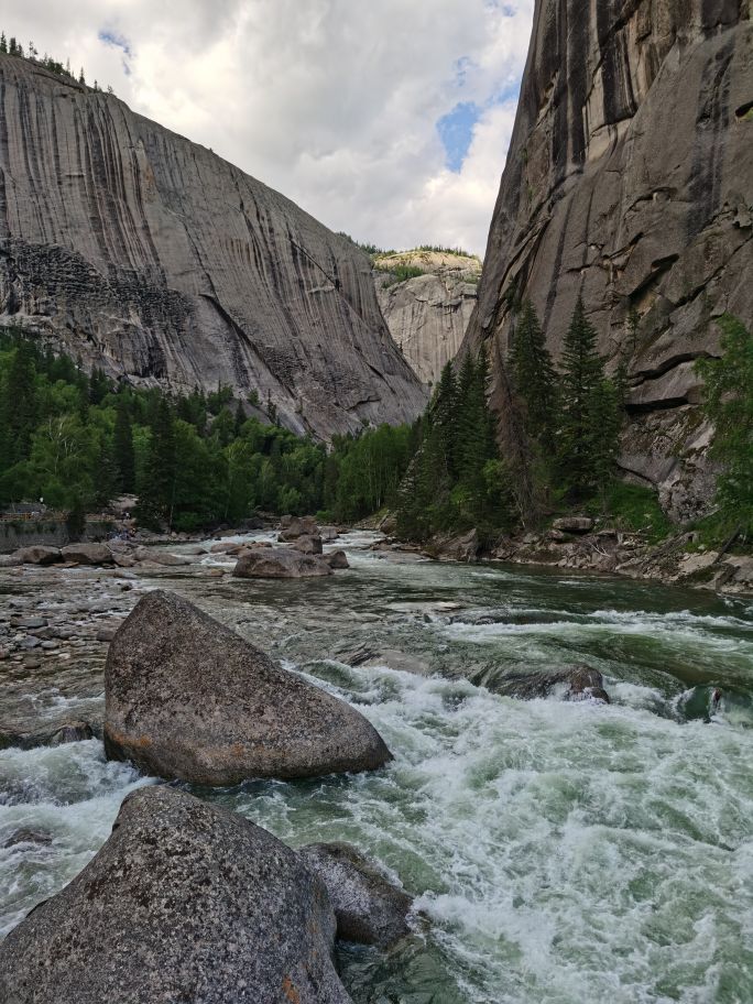 新疆天路可可托海,坐大巴从新疆去哈萨克斯坦