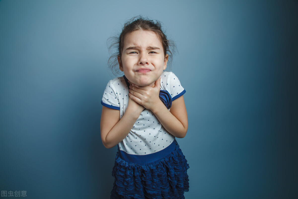 男童喉咙卡异物邻居施救,孩子遭异物卡喉医生15秒救回