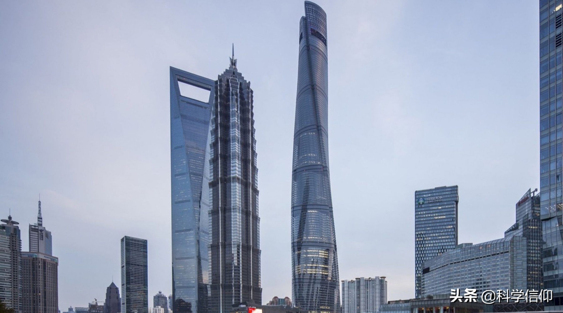 摩天大楼能被风吹倒塌吗,大楼会被雷劈倒吗