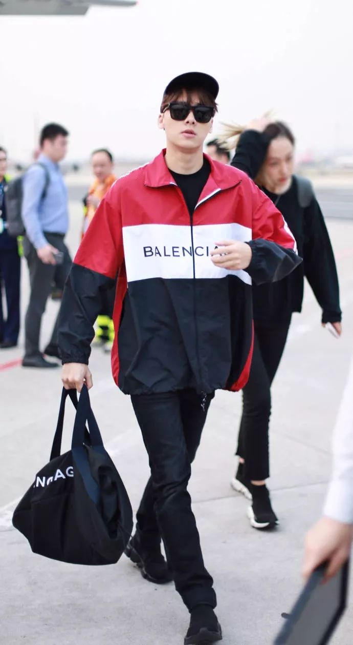 衬衫搭长裤，过度最合适，但我却爱上了王俊凯这件牛仔夹克