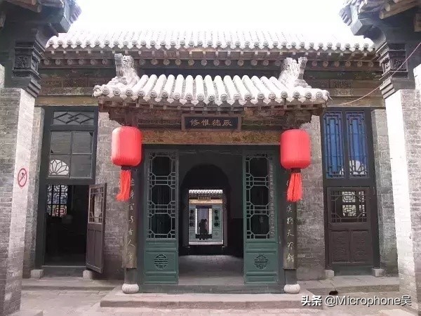 乔致庸在庭院里面挂了一副牌匾,乔致庸赞文