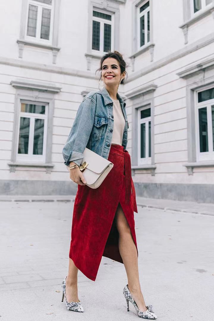 牛仔衣又是春天不可缺少的衣服,冬季牛仔衣的穿搭酷飒