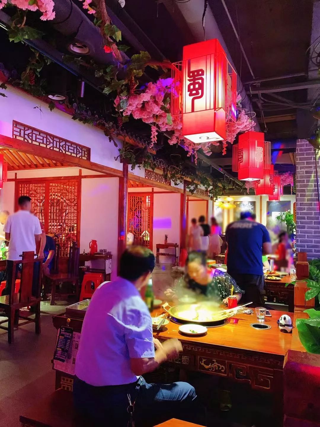 藏在火锅店里的最强演艺，吃着火锅听着歌，长春这家店真是嗨爆了
