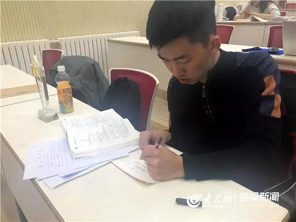脑瘫男孩考入财经大学,17岁脑瘫男孩考上大学