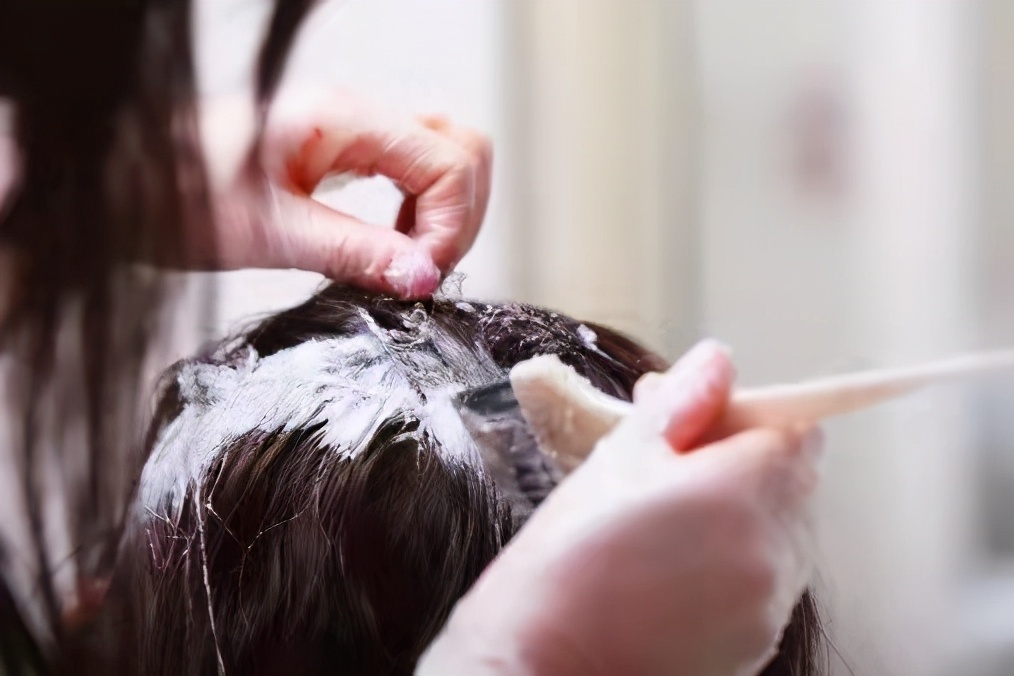 染发后长出新头发不尴尬的颜色,染发后新的头发长出来分层的尴尬