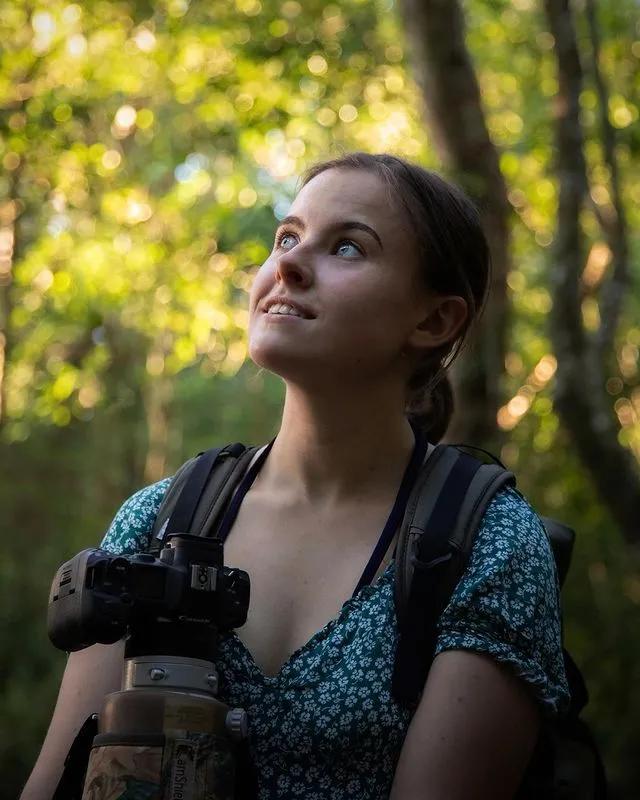 葬礼当天，她成为了四个孩子的“后妈”，网友：这是童话故事吧