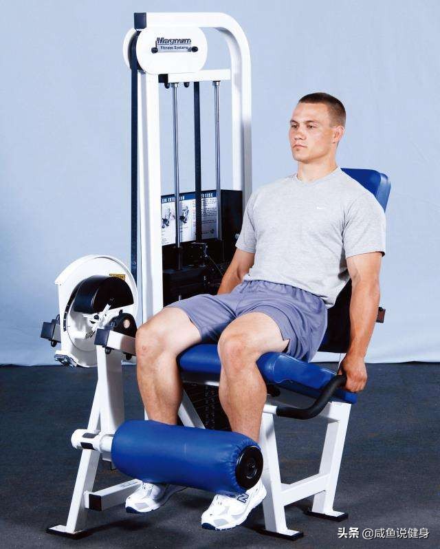 运动膝盖疼，可能是你股四头肌不够发达。几个动作改善股四头肌