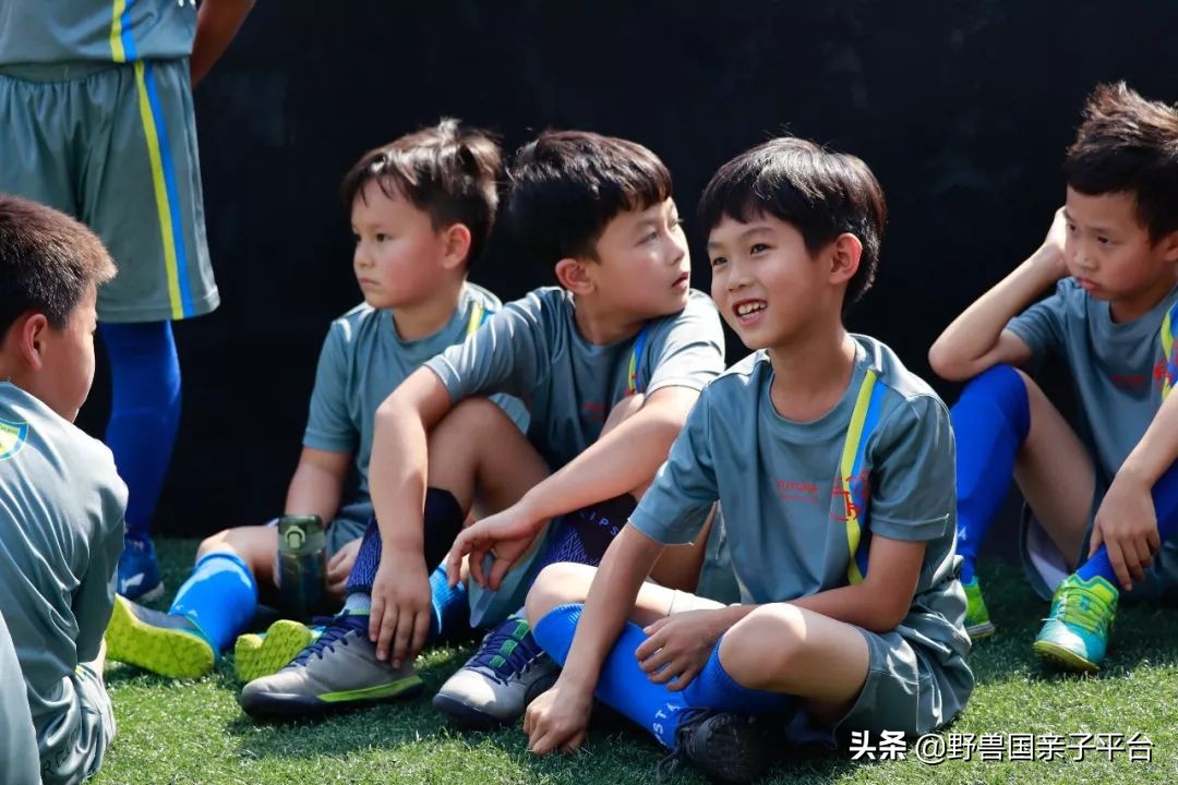 把最纯正意大利足球带来东莞，这个爸爸说足球应该这样学