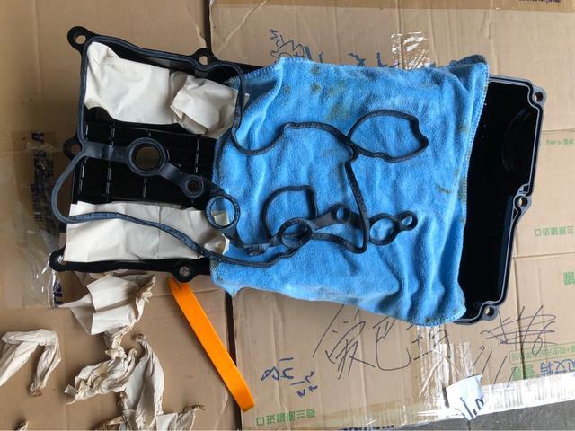 起亚k5气门室盖垫渗油,自己动手更换发动机气门室盖