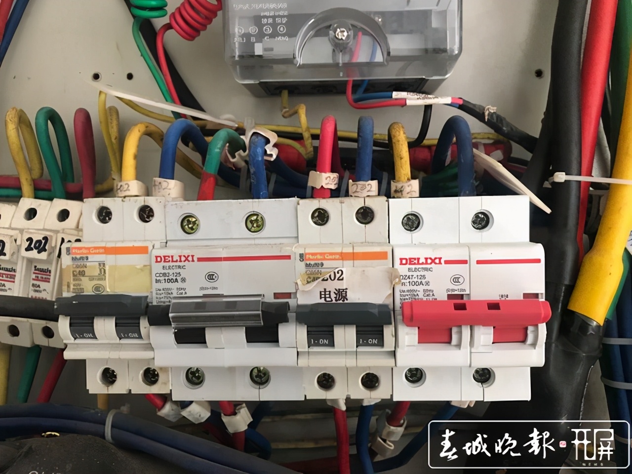 楼道有电器烧焦的味道怎么办,小区电路老化楼道有烧焦味