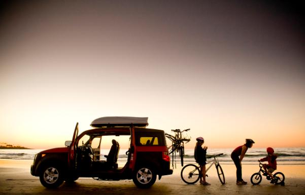 挡风玻璃有油膜清除的最佳方法,挡风玻璃油膜应急处理方法