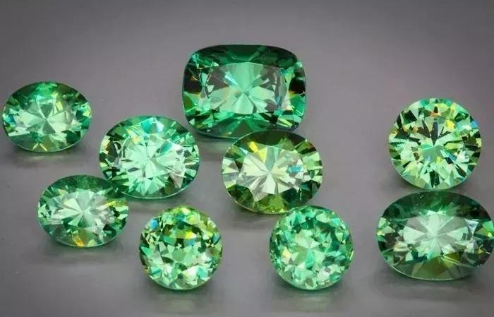 石榴石手串带了十几年的假货危害,石榴石手串戴久了发黑是怎么回事