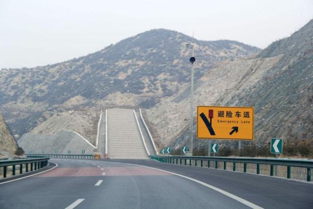 车辆下坡突然熄火怎么处理,车子下坡时熄火怎么办