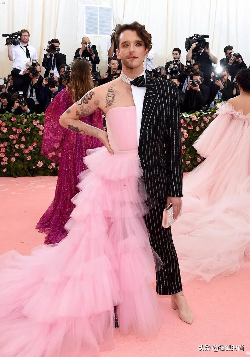 深度｜维密启用变性人，巴塞泳池开放裸泳，无性别时代悄悄来临？