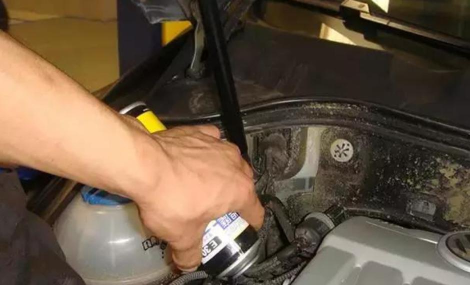 柴油路虎车加成汽油损失高达6万,百万路虎加油站加错油了