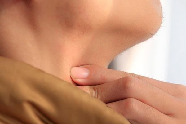 脖子上突然长小肉粒千万要当心,脖子上长出小肉粒怎么解决