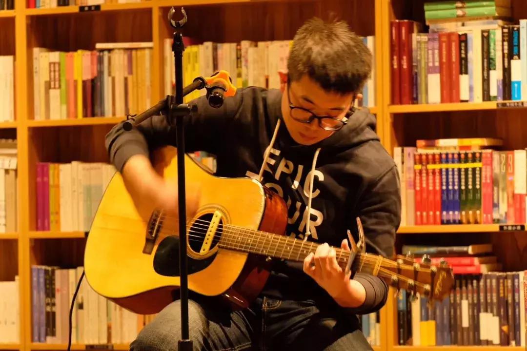 你喜欢的原创歌手13，教你弹吉他啦！