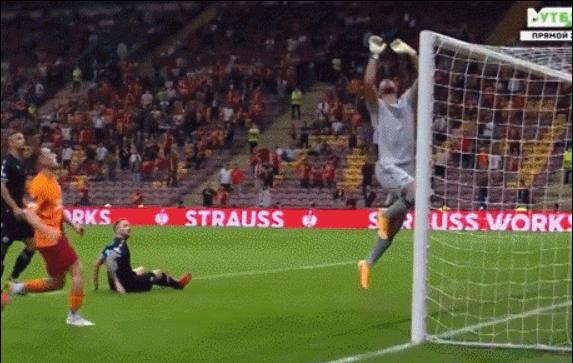 球场演戏？欧联杯诡异进球：后卫和门将演绎“扣篮式”乌龙