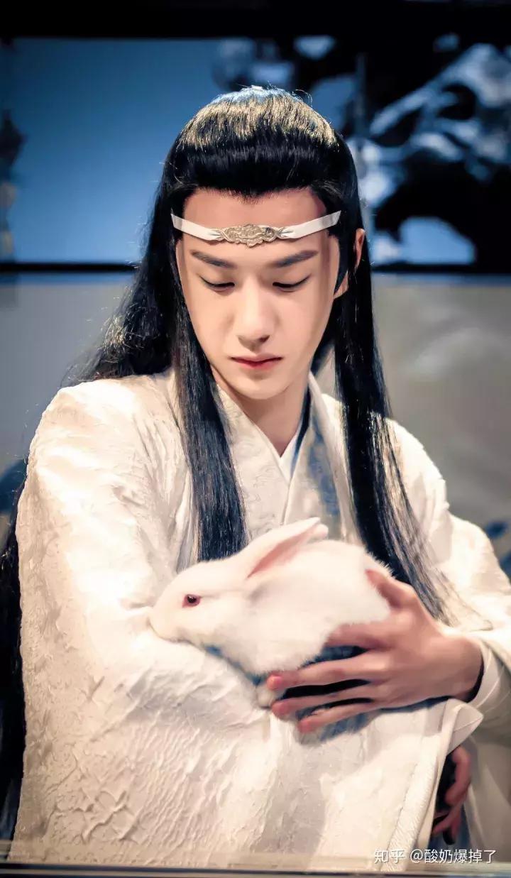 王一博和黎明长相对比,怎样评价王一博的长相气质