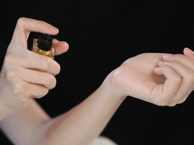 香水应该怎么喷衣服上,香水应该怎么喷