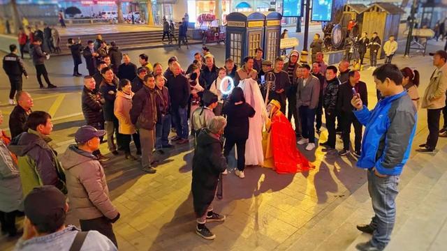 兼职“车模”，横店群演的AI新工作|甲子光年