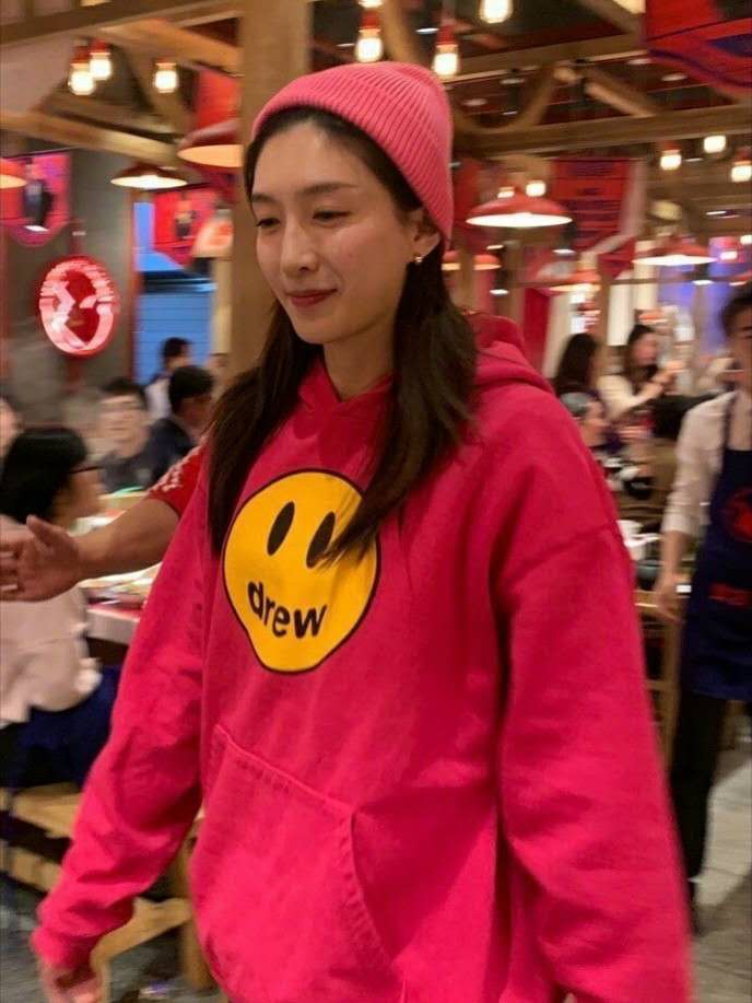 江疏影穿浅绿色,江疏影内搭荧光绿