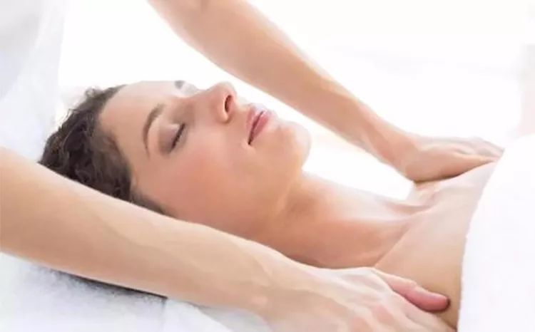 乳房按摩按到胸内满是“沙粒”！乳房保养，在家做到这3点就行了