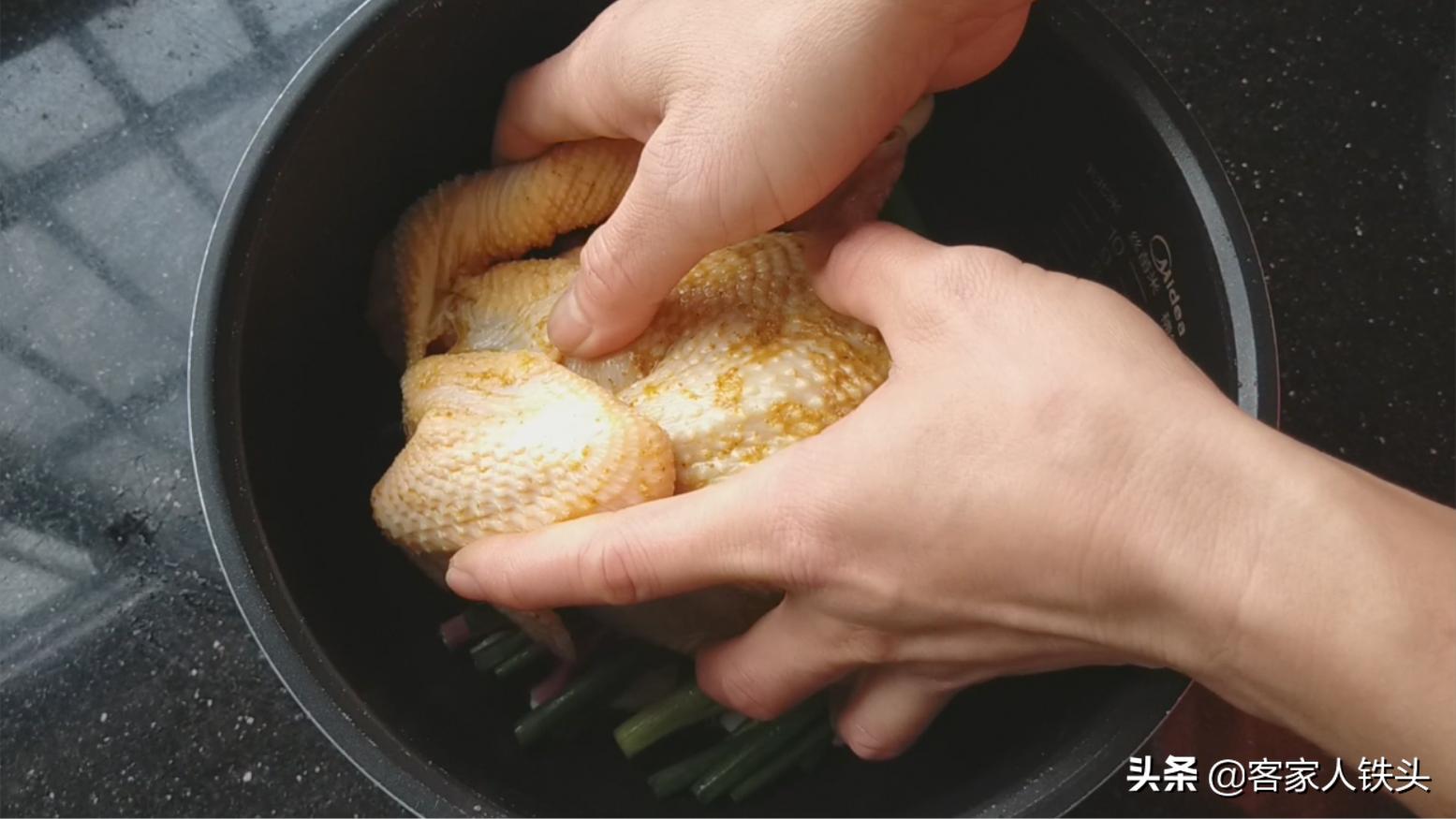 客家正宗盐焗鸡做法,正宗客家盐焗鸡的做法步骤