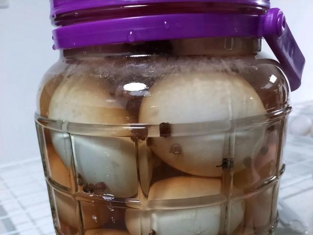 现在腌咸鸭蛋最合适，3步搞定，半个月就能吃，个个金黄起沙流油