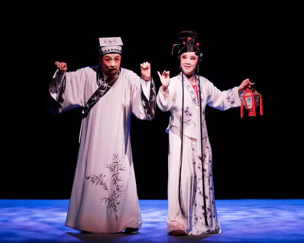 一个想变成蚯蚓的男人，和一个想变成鹅的女人