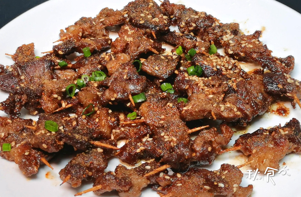 夏天在家怎样烤出最好吃的羊肉串,家里也能做的羊肉串快来看看吧