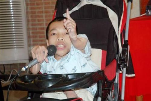 他身高不够1米，却身价上亿，娶1米7的秘书为妻，如今怎样