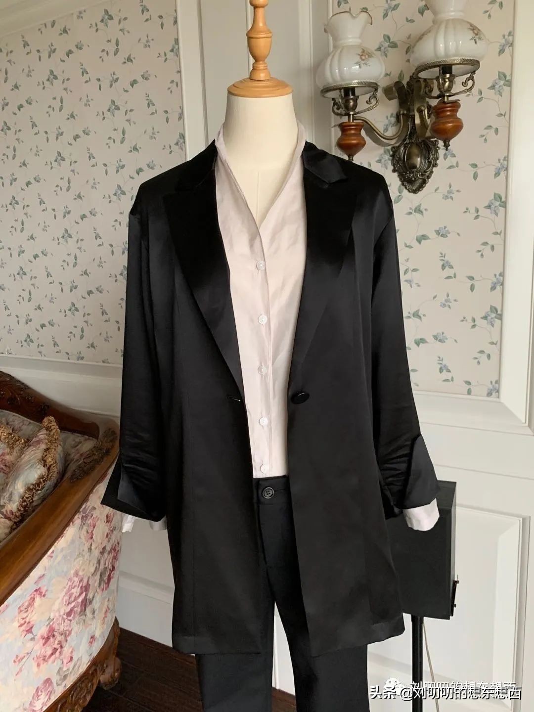 一身黑怎么穿才好看,轻社交场合穿搭