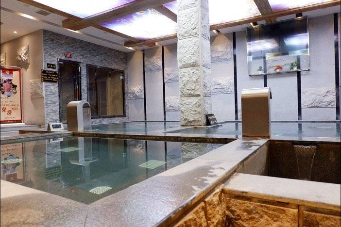 青岛-金水汤泉不到20元享浴资通票，多种泡汤桑拿休闲儿童乐园