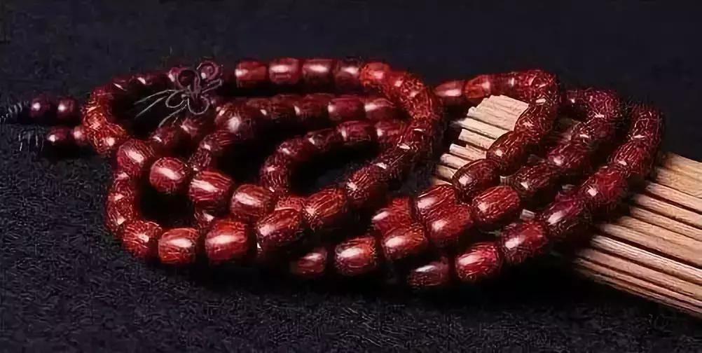 小叶紫檀越盘越乌是怎么回事,小叶紫檀越玩越黑怎么办