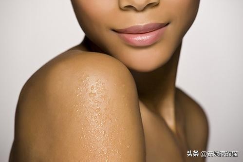 皮肤一摸就跟鸡皮一样,脸上出现鸡皮肤和小红点