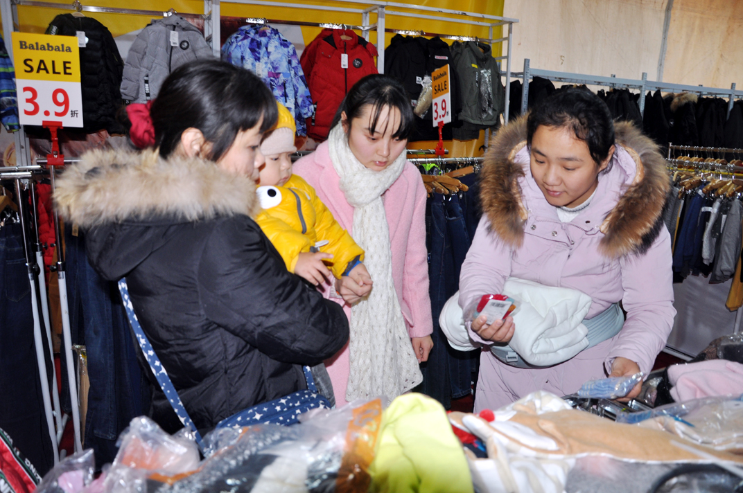 大批武汉市民汉口北体验万种品牌团购，抢特惠品牌服装、品美食