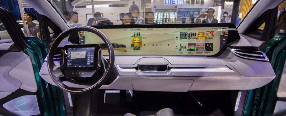 奔驰S换装特斯拉式中控大屏，车主说：更想要外国表！大屏太廉价