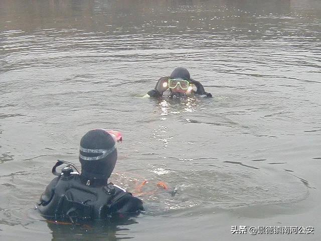 海边警察找到尸体,在水下找到人的尸体