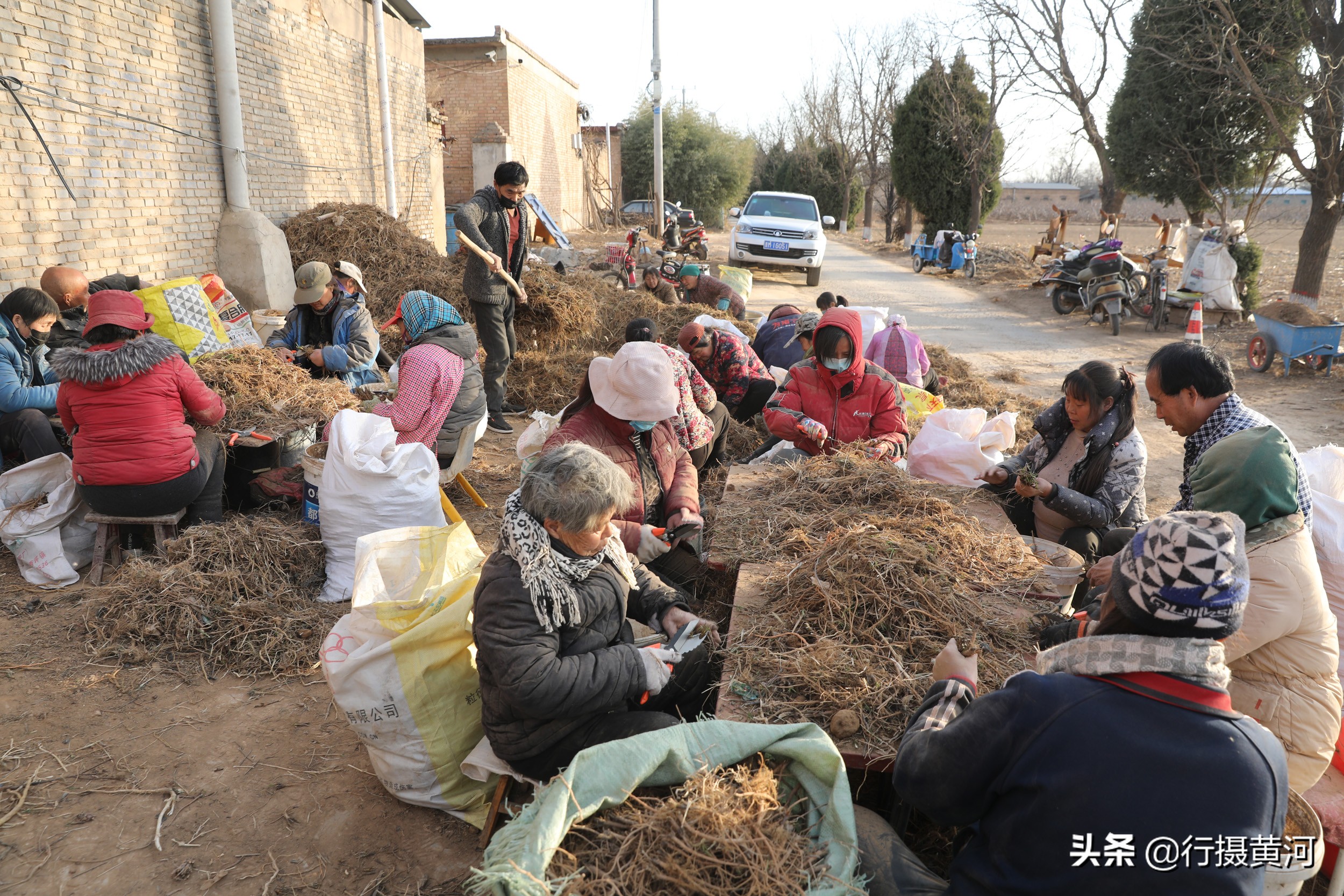 山西1群妇女聚在墙角干无本生意，冠军1天能挣100元，干的啥