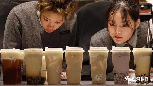 秋天的第一杯奶茶刷屏了什么梗,秋天的第一杯奶茶下一句