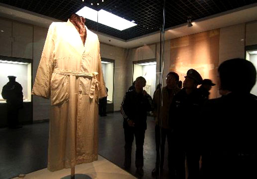 毛主席有多么节俭？一件睡衣穿了20多年，打的补丁有73个