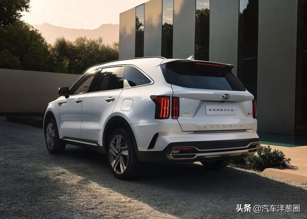 宝马发布全新车标,宝马蓝天白云标改黑白标