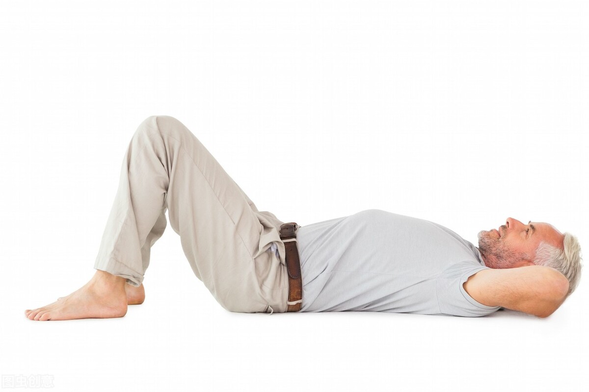 贪恋“葛优躺”，腰疼却越来越严重！正确躺平姿势您会吗？